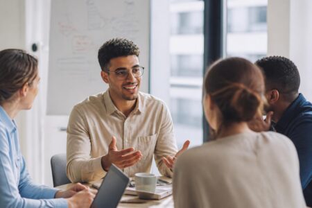 découvrez des stratégies efficaces pour démontrer vos soft skills concrètement et crédibiliser vos compétences relationnelles au-delà des simples paroles.