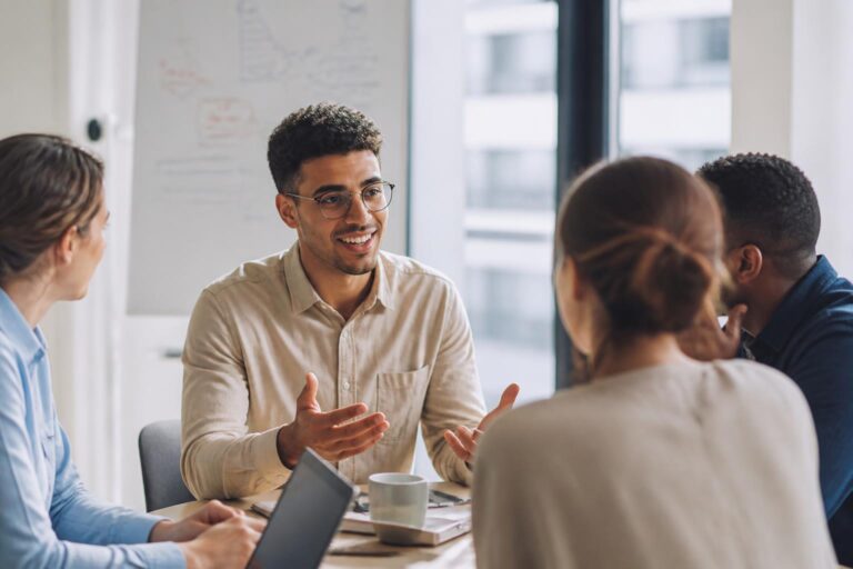 découvrez des stratégies efficaces pour démontrer vos soft skills concrètement et crédibiliser vos compétences relationnelles au-delà des simples paroles.